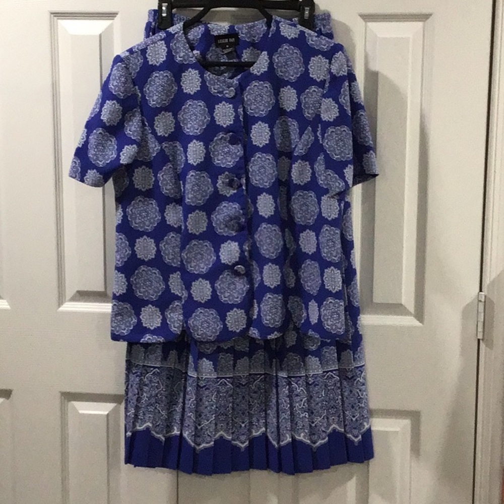 Leslie Fay Blue and White Floral Medallion Skirt Set